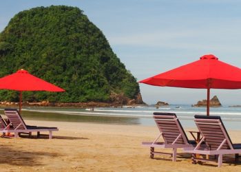 Wisata Pulau Merah Banjir Pengunjung